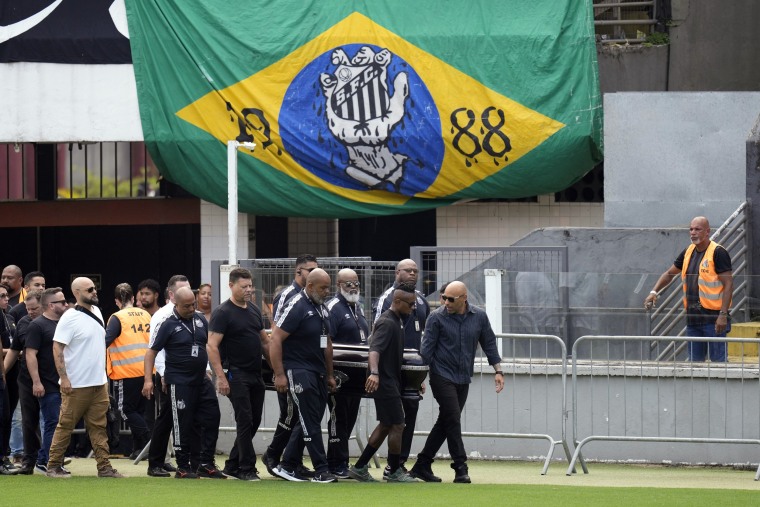 El ataúd del gran futbolista brasileño Pelé es llevado al estadio Vila Belmiro en Santos, Brasil.