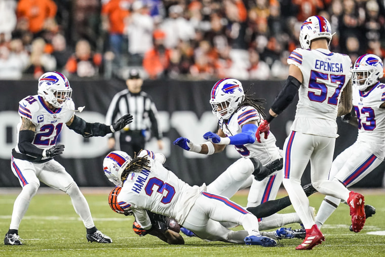 Imagen: El receptor abierto de los Cincinnati Bengals, Tee Higgins (85), choca con la seguridad de los Buffalo Bills, Damar Hamlin (3), durante la primera mitad de un partido de fútbol americano de la NFL el 2 de enero de 2023 en Cincinnati.