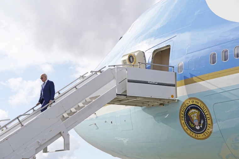 El presidente, Joe Biden, baja del Air Force One en Hebron, Kentucky, el miércoles.