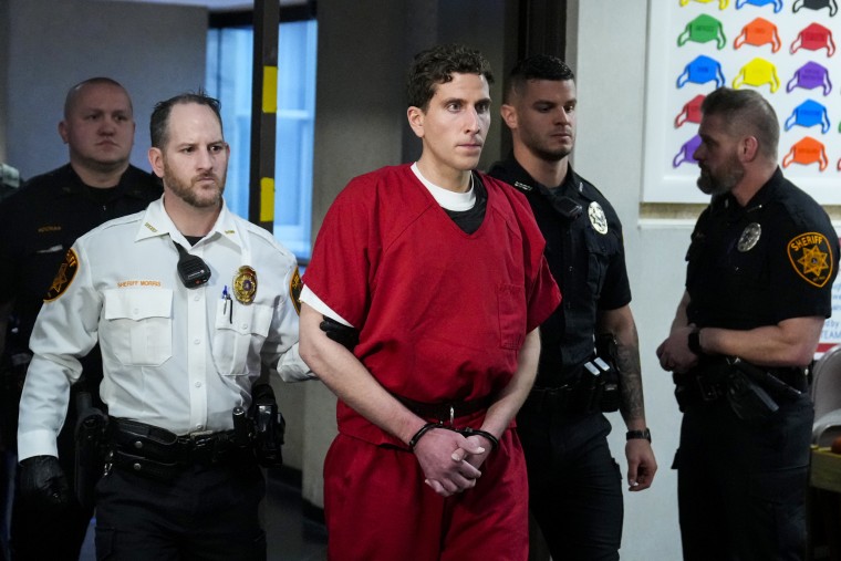 Bryan Kohberger, acusado de matar a cuatro estudiantes de la Universidad de Idaho, sale después de una audiencia de extradición en el juzgado del condado de Monroe en Stroudsburg, Pensilvania, el 3 de enero de 2023.