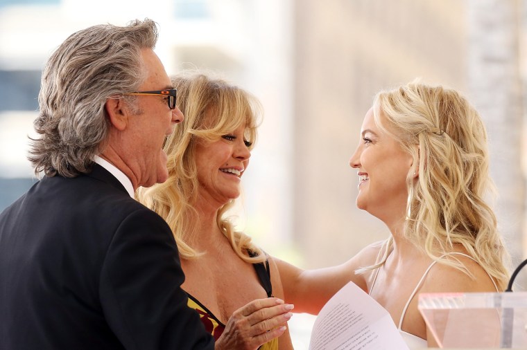 Kate Hudson con sus padres Kurt Russell y Goldie Hawn en una ceremonia en honor a Goldie Hawn y Kurt Russell con una estrella en el Paseo de la Fama de Hollywood