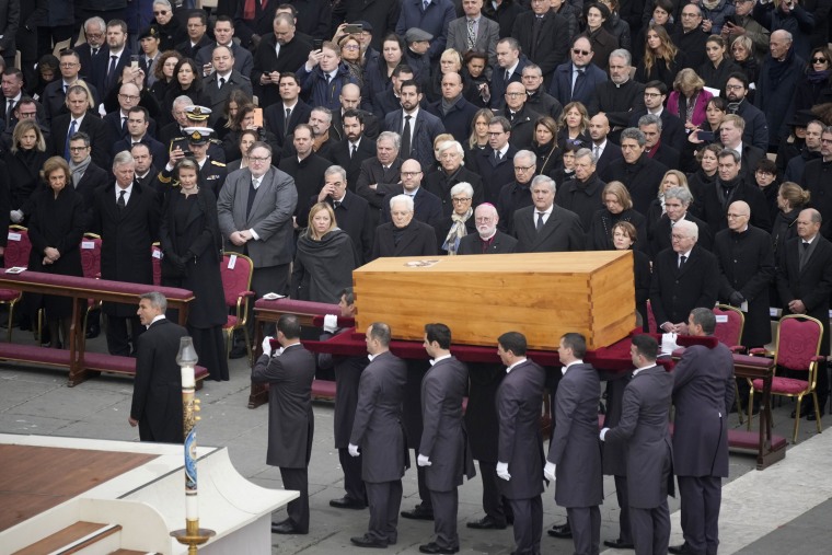 Los portadores del féretro llevan el ataúd del Papa Emérito Benedicto XVI a través de la Plaza de San Pedro en el Vaticano