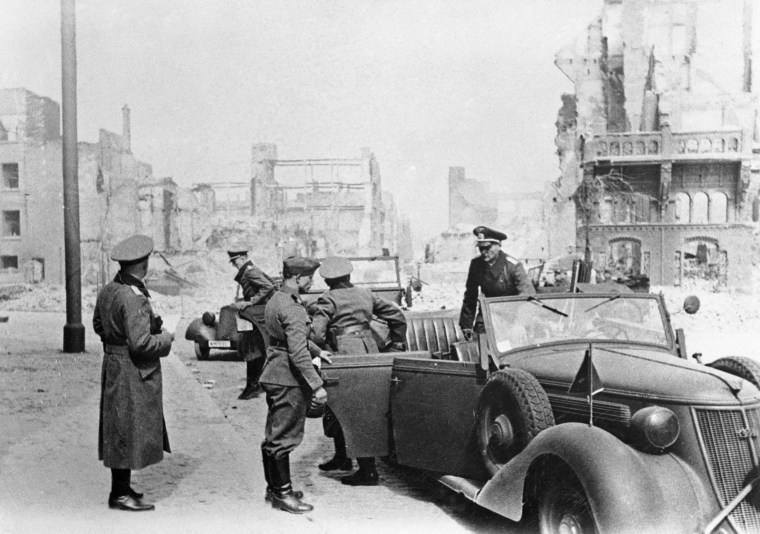 Oficiales alemanes salen de su automóvil para inspeccionar las ruinas del distrito Alstadt de Róterdam, Países Bajos, en 1940.