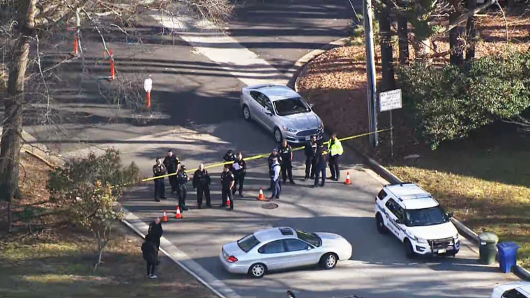 Policía en la escena de un tiroteo en una escuela en Newport New, Virginia, el 6 de enero de 2023.