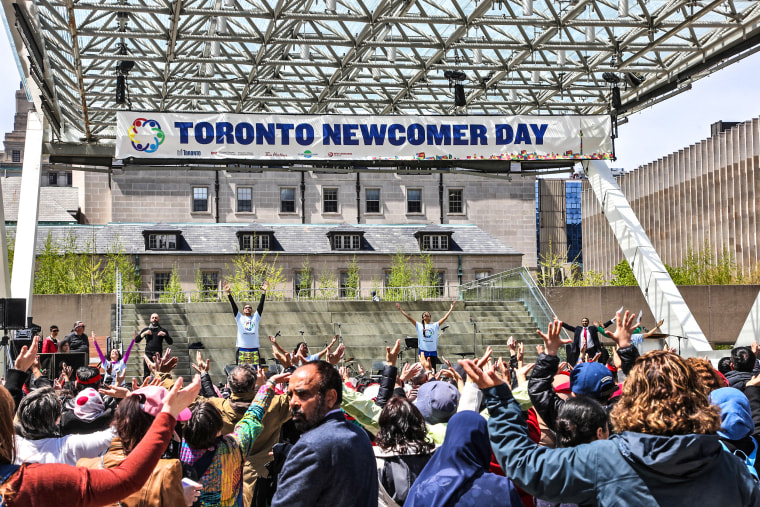 Los nuevos inmigrantes a Canadá y los nuevos canadienses participan en el 5º Día Anual de los Recién Llegados en Nathan Philips Square en Toronto, Ontario, Canadá, el 16 de mayo de 2019. 