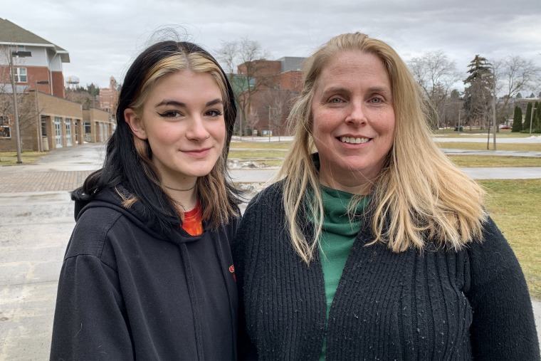 Jennifer Green con su hija Michaela, estudiante de segundo año transferida a la Universidad de Idaho en Moscú, Idaho.