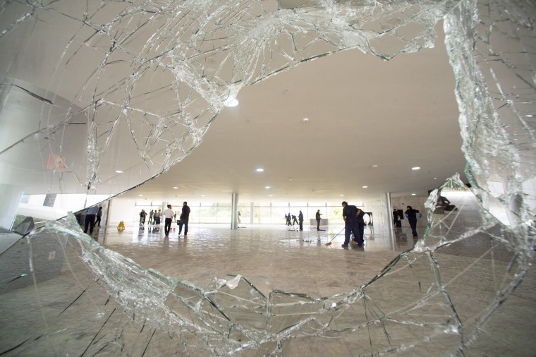 Los trabajadores limpian el piso luego de un motín el día anterior en el Palacio Planalto en Brasilia, Brasil.