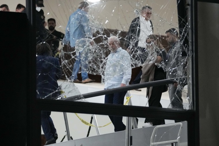 El presidente de Brasil, Luiz Inácio Lula da Silva, camina por el Palacio del Planalto después de ser acosado por partidarios de Jair Bolsonaro en Brasilia el domingo. 