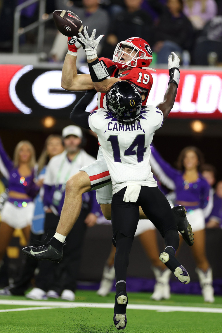 Brock Bowers #19 de los Georgia Bulldogs anota un touchdown de 22 yardas en el tercer cuarto contra Abraham Camara #14 de los TCU Horned Frogs en el juego del Campeonato Nacional de Fútbol Universitario en el SoFi Stadium el 9 de enero de 2023 en Inglewood, California.