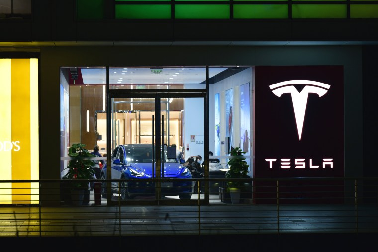 Tesla slashed the price of its domestic models again, starting at 229,900 yuan for Model 3 and 259,900 yuan for Model Y. A large number of car owners protested and defended their rights. 