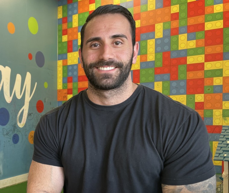 Arthur Ticianeli, a waiter at the Eskina restaurant in Kissimmee, is a supporter of former President Bolsonaro.