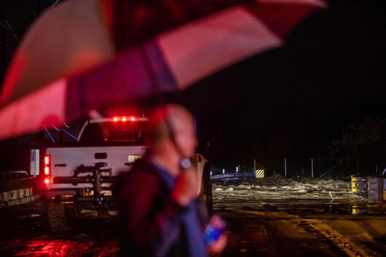 Tormenta en California obliga a miles a huir de sus hogares y deja 1 muerto