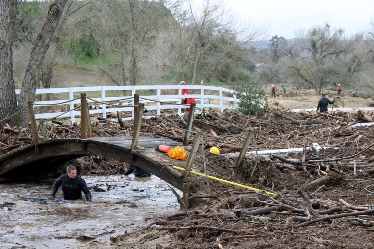 Los rescatistas buscan a Kyle Doan, de 5 años, que fue arrastrado por las inundaciones, cerca de San Miguel, California, el 11 de enero de 2023. 