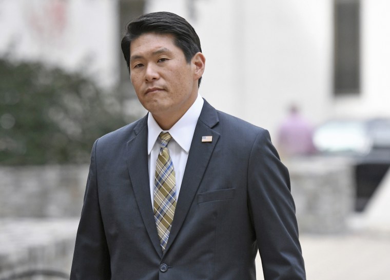 A continuación, el fiscal federal Robert Hur llega al Tribunal de Distrito de los Estados Unidos en Baltimore el 21 de noviembre de 2019.