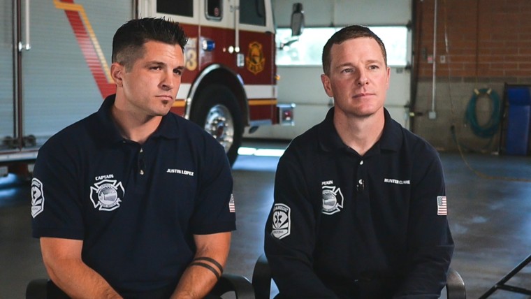 Hunter Claire y Justin Lopez, que trabajan para los bomberos en Peoria, Arizona, 