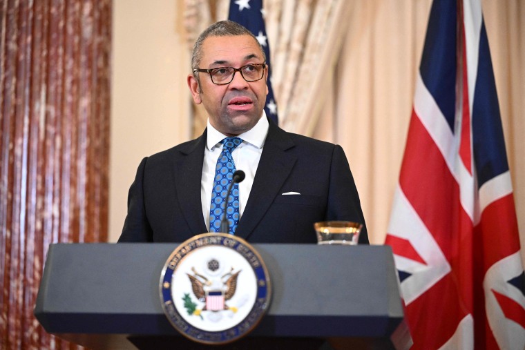 El Secretario de Relaciones Exteriores británico, James Cleverly, habla durante una conferencia de prensa conjunta con el Secretario de Estado de los Estados Unidos, Antony Blinken, en la Sala Benjamin Franklin del Departamento de Estado en Washington, DC, el 17 de enero de 2023.