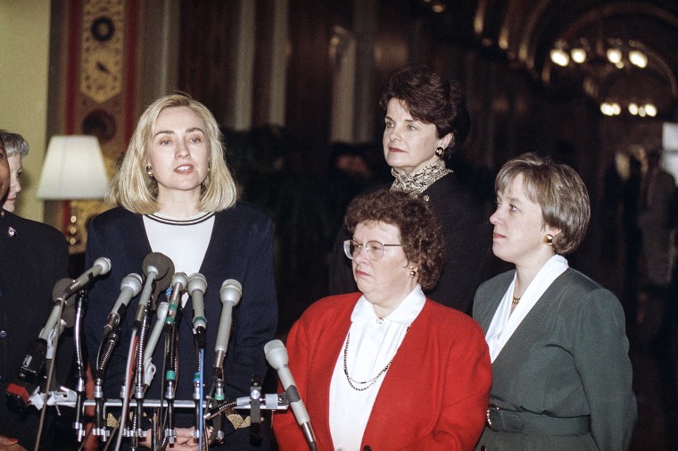 La primera dama Hillary Rodham Clinton, a la izquierda, la senadora Barbara Mikulski, demócrata por Maryland, la senadora Dianne Feinstein, demócrata por California, y la senadora Patty Murray, demócrata por Washington, se reúnen con reporteros, junto con mujeres miembros del Senado , luego de una reunión en Capitol Hill el 11 de marzo de 1993 para discutir temas de salud.