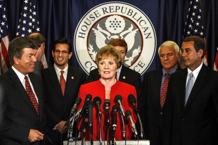 La representante Kay Granger, republicana de Texas, habla mientras otros miembros recién elegidos del liderazgo republicano de la Cámara observan durante una conferencia de prensa en Capitol Hill el 17 de noviembre de 2006.