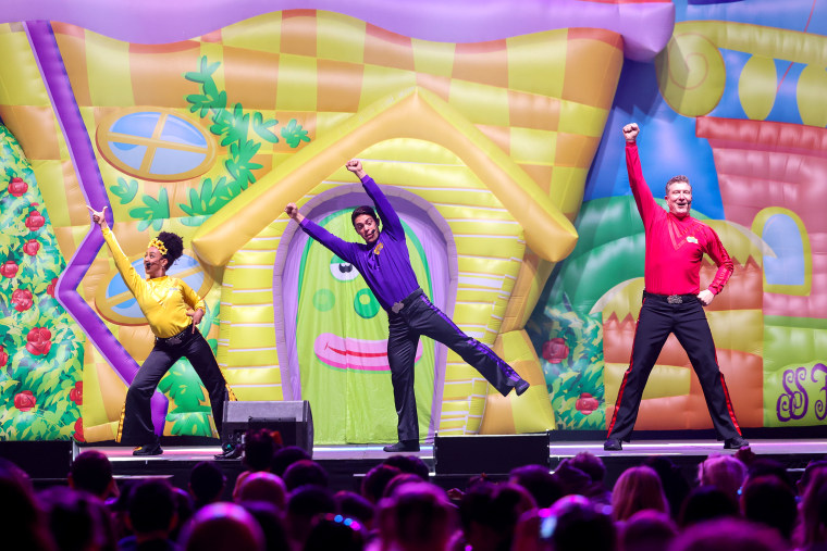 AUCKLAND, NUEVA ZELANDA - 21 DE AGOSTO: ¡Tsehay Hawkins, John Pearce y Simon Pryce de The Wiggles se presentan en el escenario durante el Big Show Tour!  en Spark Arena el 21 de agosto de 2022 en Auckland, Nueva Zelanda.