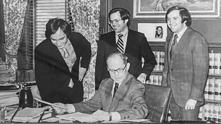 Richard Huffman et Reza Barksdale ont été greffiers pour le juge de la Cour suprême Byron White lors de la session de 1972-1973, au cours de laquelle White a rédigé l'opinion dissidente dans la décision historique Roe v. Wade.