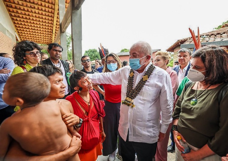 This handout picture released by the Brazilian Presidency press office shows Brazilian President Luiz Inacio Lula da Silva visiting the Yanomami Indigenous Health House (Casai) in the Boa Vista rural area, Roraima state, Brazil, on January 21, 2023. (Photo by Ricardo STUCKERT / Brazilian Presidency / AFP) / RESTRICTED TO EDITORIAL USE - MANDATORY CREDIT "AFP PHOTO / BRAZILIAN PRESIDENCY / RICARDO STUCKERT" - NO MARKETING NO ADVERTISING CAMPAIGNS - DISTRIBUTED AS A SERVICE TO CLIENTS (Photo by RICARDO STUCKERT/Brazilian Presidency/AFP via Getty Images)