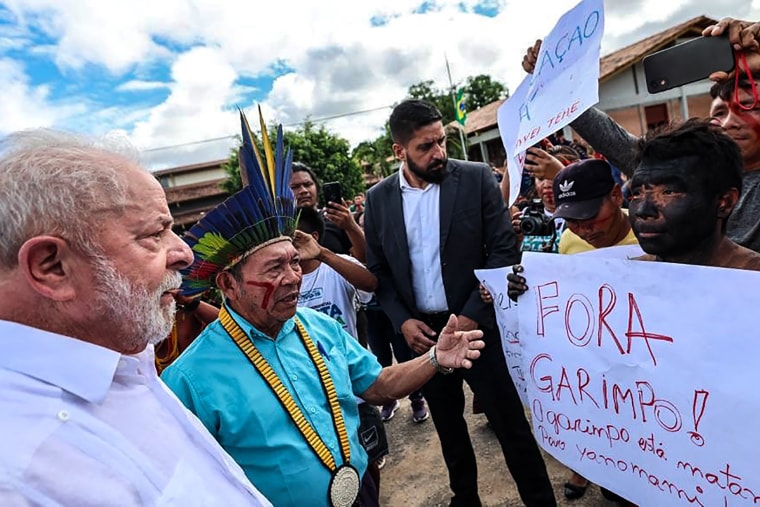 This handout picture released by the Brazilian Presidency press office shows Brazilian President Luiz Inacio Lula da Silva visiting the Yanomami Indigenous Health House (Casai) in the Boa Vista rural area, Roraima state, Brazil, on January 21, 2023.