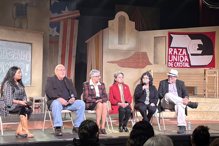 Una obra de teatro que dramatiza la historia de ex estudiantes de Crystal City que organizaron huelgas para protestar contra el racismo y el trato desigual se representó ante una multitud que agotó las entradas.  De izquierda a derecha, la presentadora del panel y bloguera Melanie Méndez-Gonzales, el abogado y profesor José Ángel Gutiérrez (ex alumno y organizador de la huelga), Diana Serna (líder estudiantil de Crystal City), Diana Palacios (ex animadora animadora rechazó un puesto en el equipo porque ya había una Mexicana), Severita Lara (exdirigente estudiantil), Mario Treviño (exdirigente estudiantil).  Crédito: David Lozano, Director Ejecutivo de Teatro Casa Mía. 