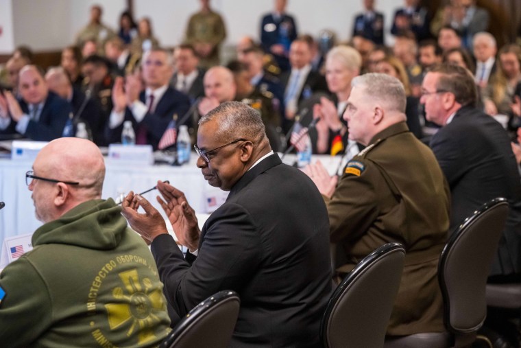 Image: Le groupe de contact de la défense ukrainienne se réunit à la base aérienne de Ramstein