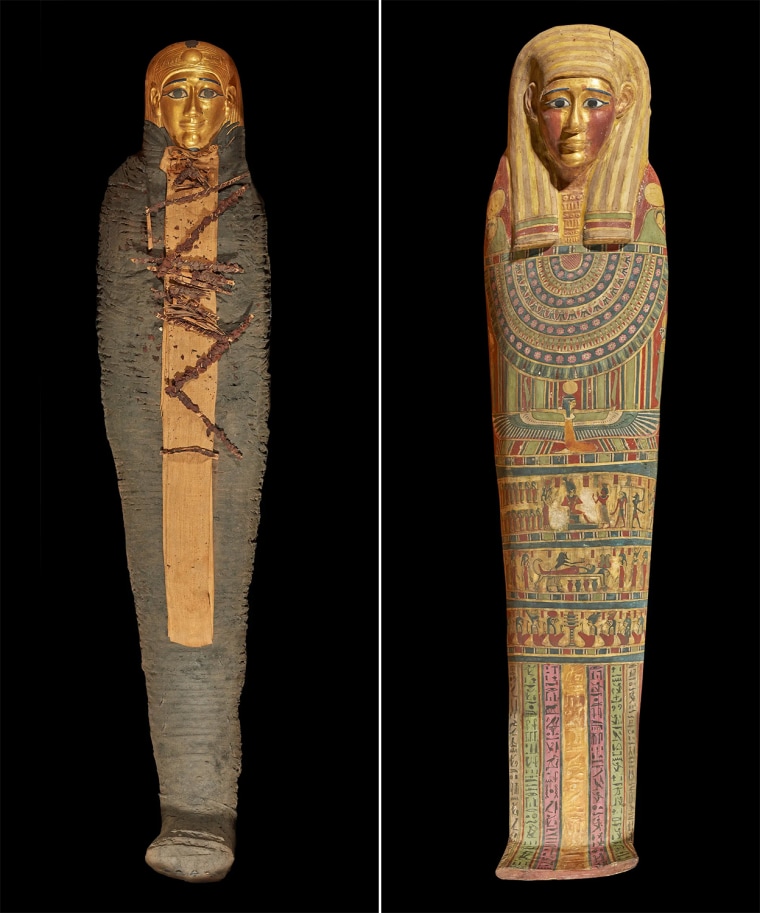 Links: Het lichaam is versierd met varens en draagt ​​een verguld masker.  Rechts: de binnenste sarcofaag.