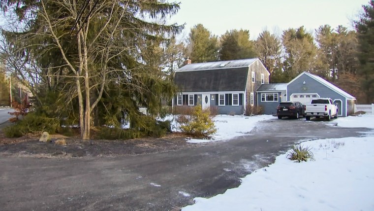 Dos niños murieron y su madre y un bebé están hospitalizados luego del intento de suicidio de la madre en la casa familiar en Duxbury, Massachusetts el martes.