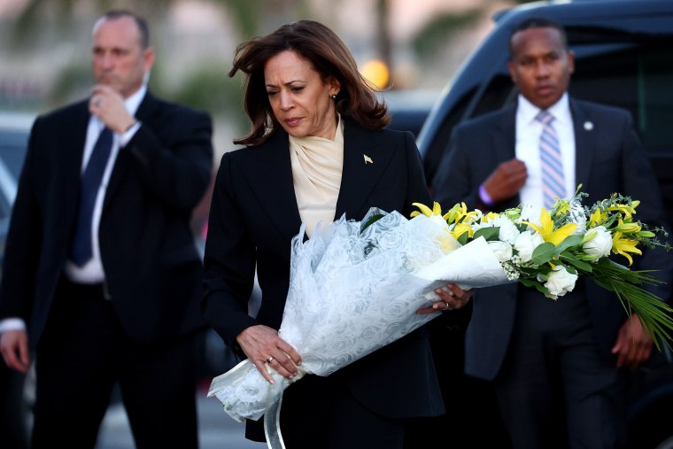 La vicepresidenta de EE. UU., Kamala Harris, camina para depositar flores en el monumento fuera del Star Ballroom Dance Studio, donde ocurrió un tiroteo fatal el 25 de enero de 2023 en Monterey Park, California.  Once personas murieron y otras nueve resultaron heridas en el estudio cerca de una celebración del Año Nuevo Lunar el pasado sábado por la noche.  Harris también tenía previsto reunirse con las familias de las víctimas en la comunidad predominantemente asiático-estadounidense de Monterey Park.