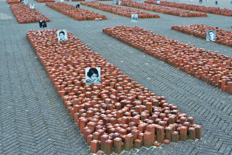 Un monumento en el campo de tránsito de Westerbork en los Países Bajos, donde los judíos holandeses fueron retenidos antes de ser enviados a los campos de concentración. 