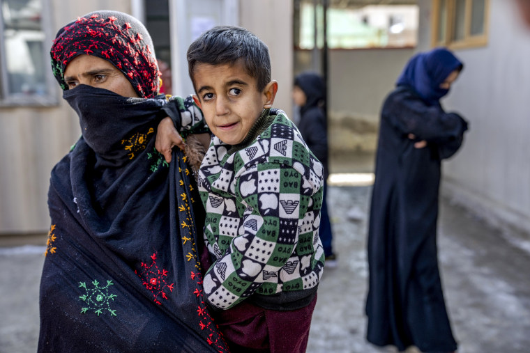 Una madre con su hijo desnutrido espera recibir ayuda en una clínica del Programa Mundial de Alimentos en Kabul, Afganistán, el 26 de enero de 2023.