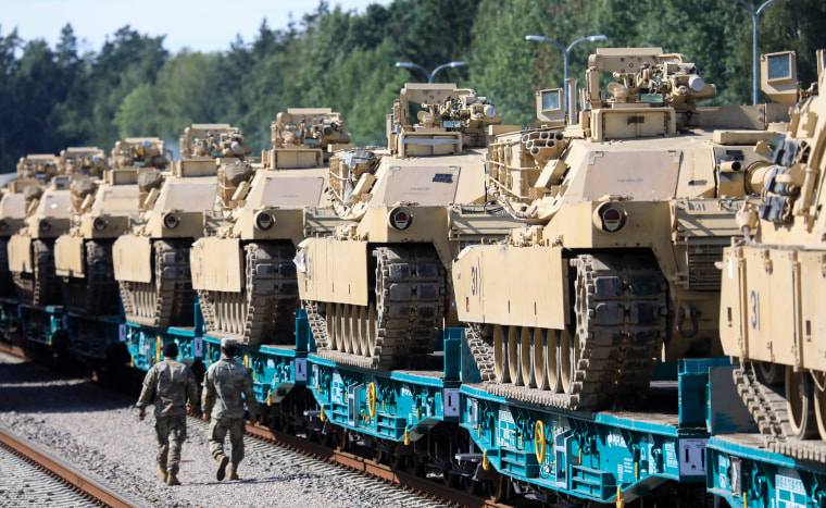 Tanques Abrams del Ejército de EE. UU. de la 2.ª Brigada del 69.º Regimiento del 2.º Batallón en la estación de tren de Mockava en Lituania el 5 de septiembre de 2020.