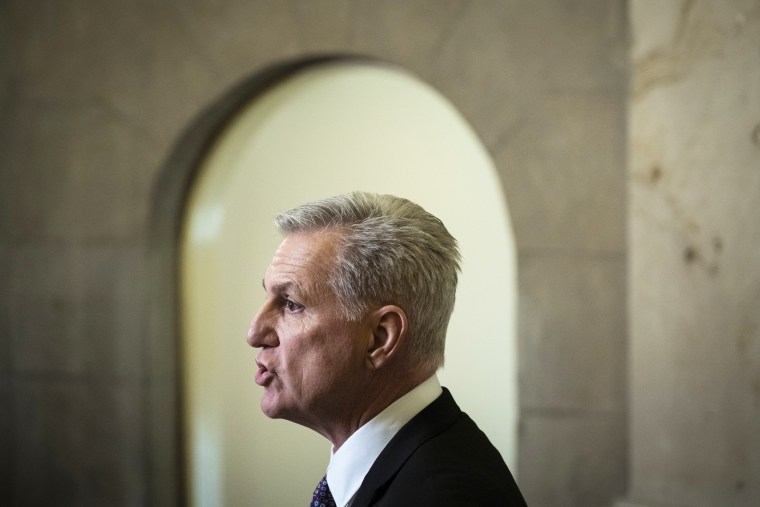 El presidente de la Cámara, Kevin McCarthy, habla durante una conferencia de prensa en Capitol Hill.