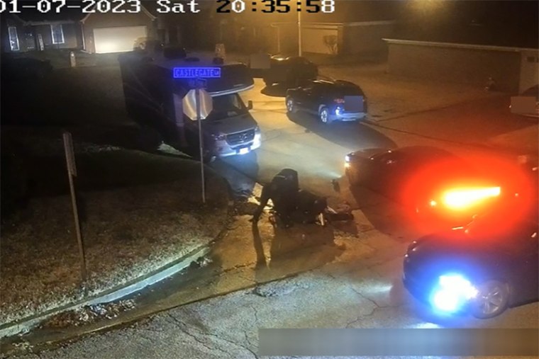 Los oficiales de policía de Memphis rodean a Tire Nichols mientras yace en el suelo el 7 de enero.