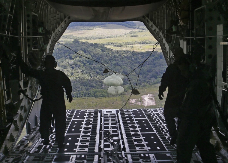Alimentos são lançados de um avião de transporte militar na base militar de Surucucu, para serem entregues ao povo indígena Yanomami, em Alto Vista, Brasil, em 26 de janeiro de 2023.