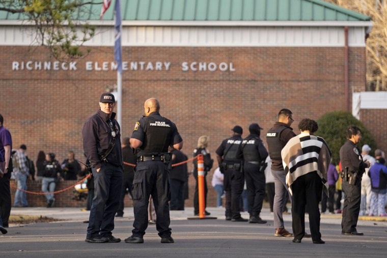 La policía responde a un tiroteo en Richneck Elementary en Newport News, Virginia, el 6 de enero de 2023.