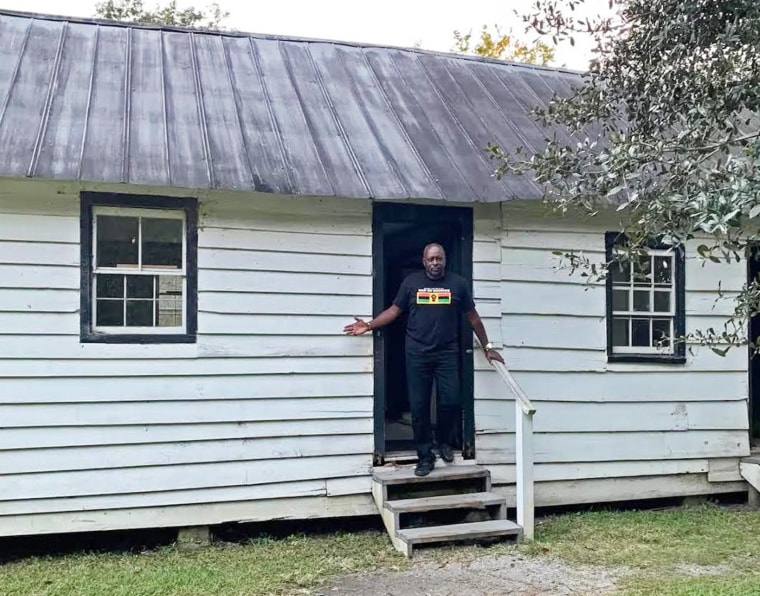 Curtis Bunn en Magnolia Plantation durante la Experiencia de Historia Viva del Proyecto de Vivienda de Esclavos en octubre de 2022.