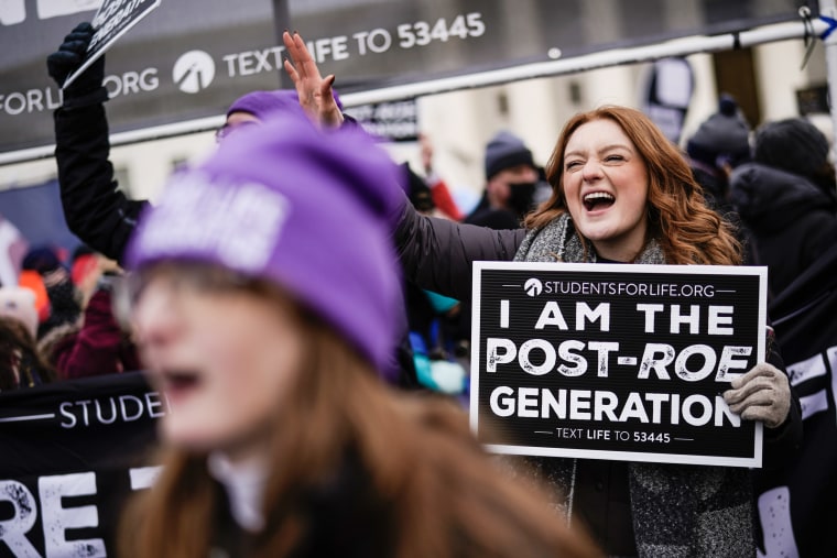 Activistas contra el aborto se reúnen frente a la Corte Suprema durante la 49ª reunión anual "marcha por la vida" mitin el 21 de enero de 2022 en Washington.