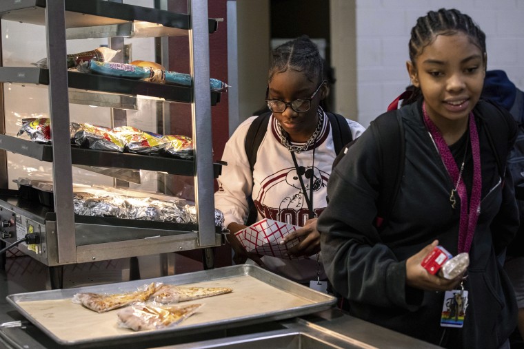 Estudiantes seleccionan alimentos en un mostrador de autoservicio durante la hora del almuerzo en la escuela Tonalea K-8 en Scottsdale, Arizona, el 12 de diciembre de 2022. 