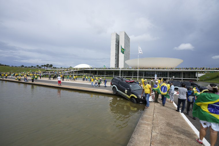 Manifestantes, partidarios del expresidente brasileño Jair Bolsonaro, asaltan el edificio del Congreso Nacional en Brasilia, Brasil, el domingo 8 de enero de 2023.