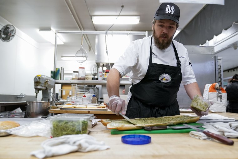 El chef Josh Gjersand prepara un sándwich fresco para estudiantes de la escuela secundaria Mount Diablo, en Concord, California, el viernes 13 de enero de 2023. 