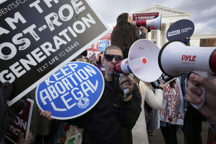 Un manifestante por el derecho al aborto, en el centro, junto a antiabortistas frente a la Corte Suprema, el viernes en Washington D.C.