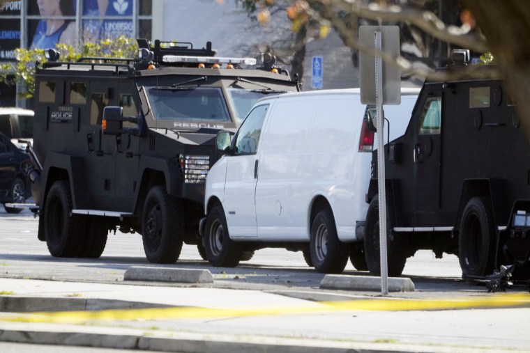 Una furgoneta es rodeada por personal del SWAT en Torrance, California, el domingo 22 de enero de 2023.