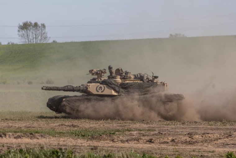 La tripulación de un tanque estadounidense Abrams participa en un ejercicio militar con tropas de Polonia, Estados Unidos, Francia y Suecia, en Nowogrod, Polonia, el 19 de mayo de 2022.