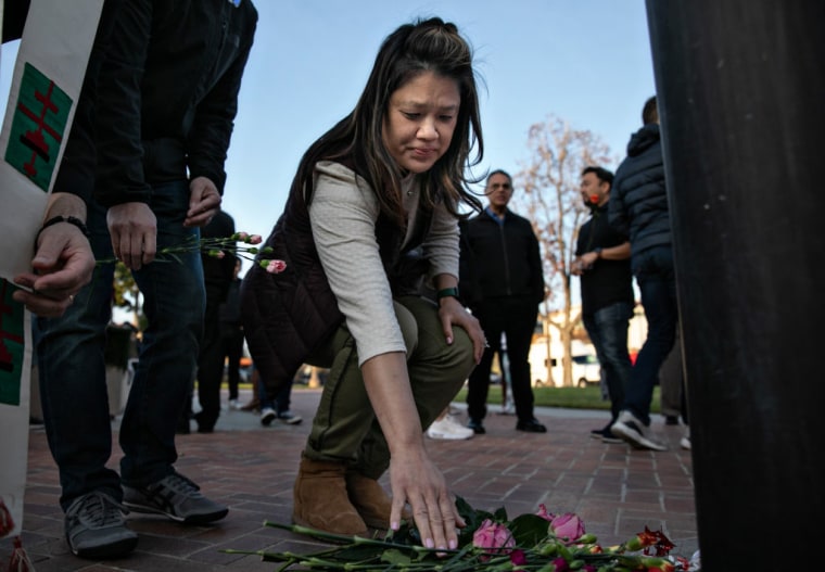 Una mujer coloca flores para las víctimas de la masacre en Monterey Park, California, el 22 de enero de 2023.