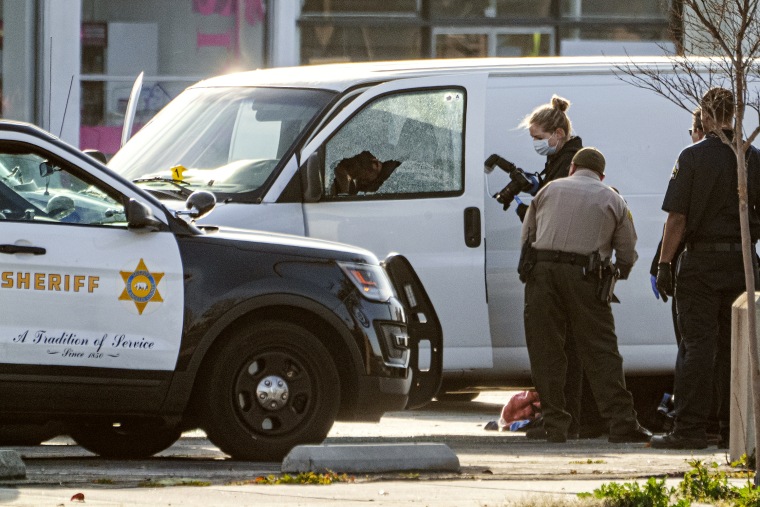 Las policía investiga el vehículo en el que viajaba el presunto asesino de Monterey Park, quien se suicidó de un disparo, el 22 de enero de 2023.
