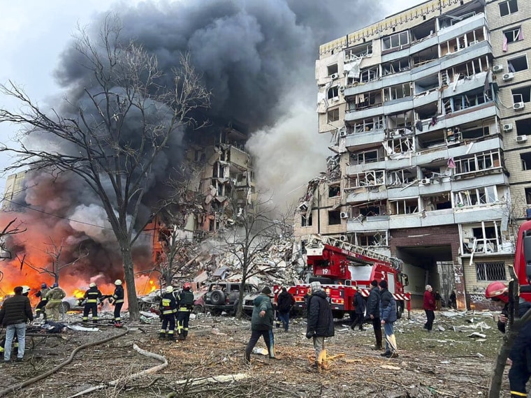Foto difundida por las autoridades ucranianas luego que un cohete ruso impactara en un edificio de varios pisos en Dnipro, Ucrania, el sábado 14 de enero de 2023.