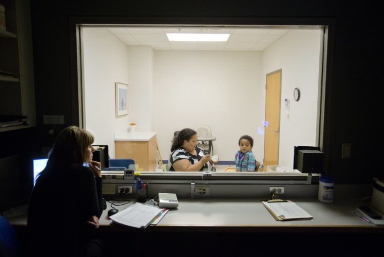 La especialista clínica Catey Funaiock, a la izquierda, observa cómo Marlaina Dreher y su hijo, Brandon, participan en el programa de trastornos alimentarios pediátricos del Marcus Autism Center de Atlanta en 2013.